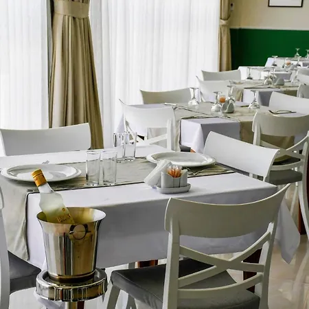 Mimoza Seafront Hotel & Beach 4* 파마구스타